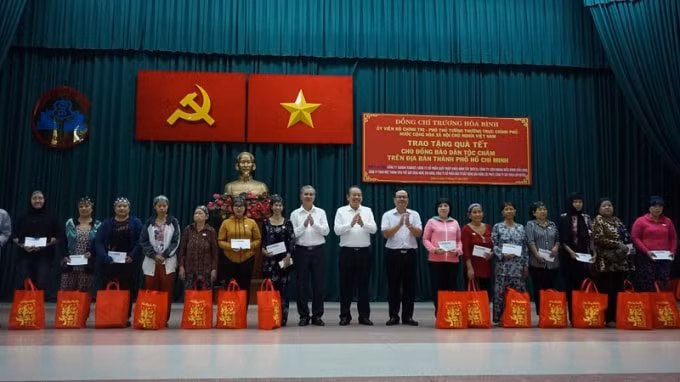 Hàng trăm phần quà Tết đã được trao đến đồng bào Chăm.