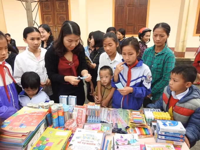Các em học sinh có hoàn cảnh khó khăn được phát cho sách vở mới tinh tươm và đồ dùng học tập