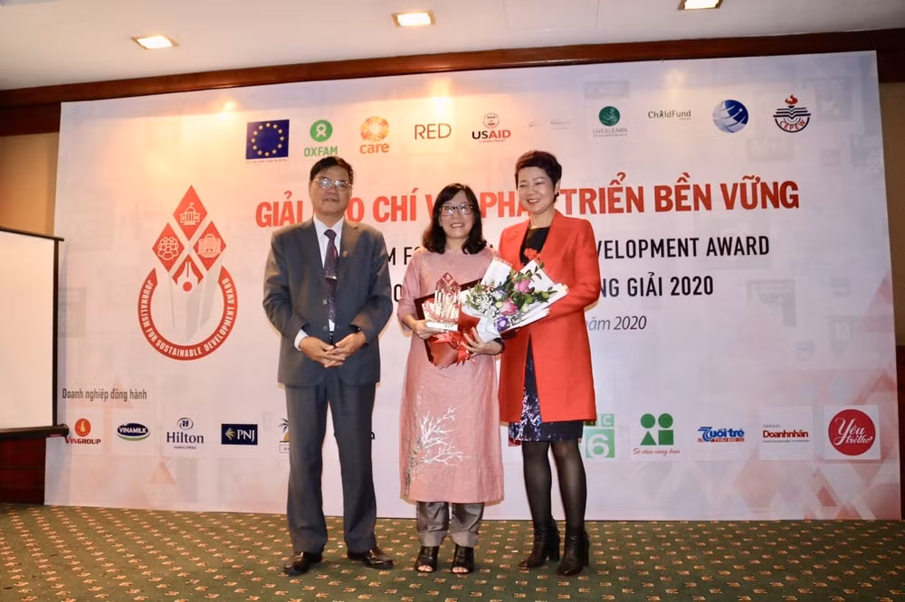 Báo Thừa Thiên Huế đoạt giải tập thể tòa soạn báo có nhiều bài viết chất lượng về phát triển bền vững tham dự giải. Ảnh: Long Mạnh