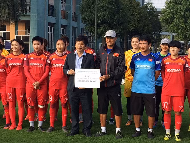 Đoàn trao quà trực tiếp cho cầu thủ và Ban Huấn luyện đội tuyển bóng đá nữ ngay tại sân tập. Ảnh: Ngô Nhung