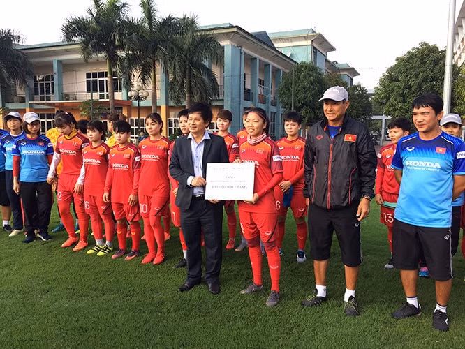 Nhà báo Trần Trọng Dũng chụp ảnh lưu niệm cùng đội trưởng bóng đá nữ Huỳnh Như. Ảnh: Tuấn Hữu