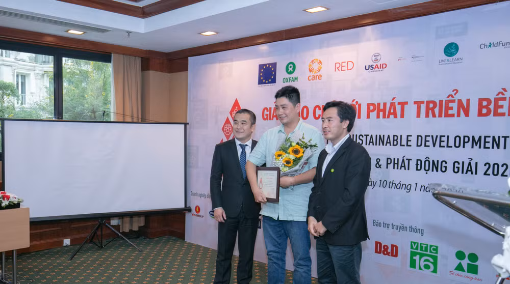 Trao giải cho tác giả đoạt giải chủ đề 