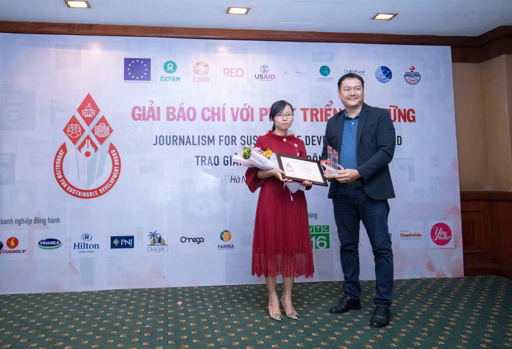 Trao giải cho tác giả đoạt giải chủ đề 