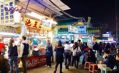 Chợ đêm Thụy Phong bày bán rất nhiều món ăn đường phố hấp dẫn.