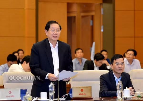 Bộ trưởng Bộ Nội vụ Lê Vĩnh Tân trình bày Tờ trình về đề án sắp xếp các đơn vị hành chính cấp huyện, cấp xã trong giai đoạn 2019 - 2021 và thành lập một số đơn vị hành chính đô thị của 18 tỉnh, thành phố. Ảnh: quochoi.vn