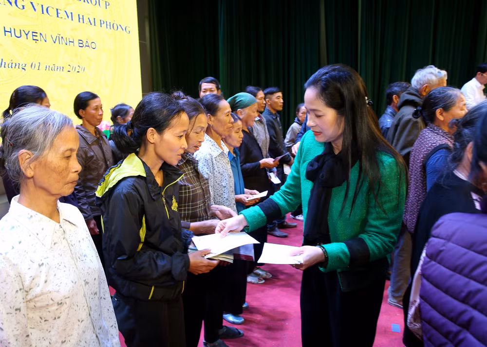 Tặng quà cho người dân có hoản cảnh khó khăn ở huyện Vĩnh Bảo. Ảnh: Sơn Hải