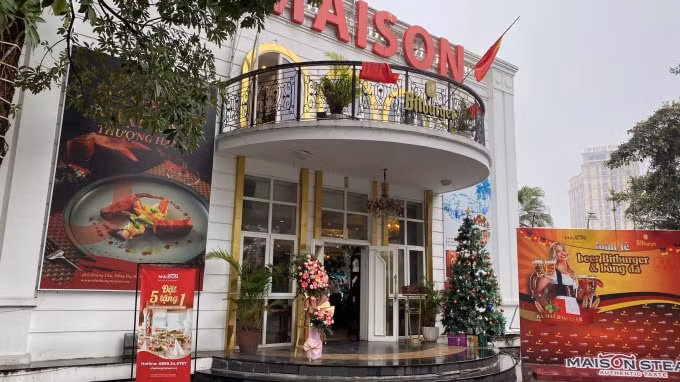 Ngay cửa là nhà hàng MaiSon với các biển quảng cáo về các sự kiện, lễ hội bia