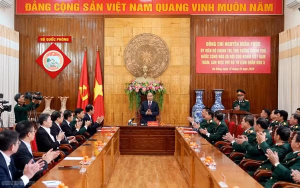 Thủ tướng Nguyễn Xuân Phúc phát biểu tại buổi thăm, chúc Tết Bộ Tư lệnh Quân khu 5. Ảnh: VGP