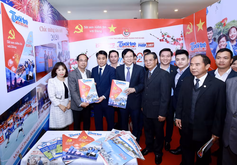Các ấn phẩm đặc biệt trong Hội báo được giới báo chí đánh giá cao cũng như thu hút được đông đảo bạn đọc ( Ảnh chụp tại gian trưng bày của báo Tuổi trẻ thủ đô)