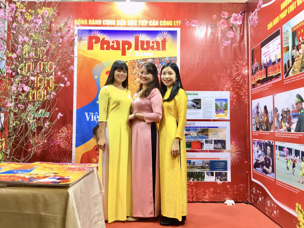 Các gian trưng bày được trang trí bắt mắt với các ấn phẩm đặc biệt thu hút đông đảo người xem.