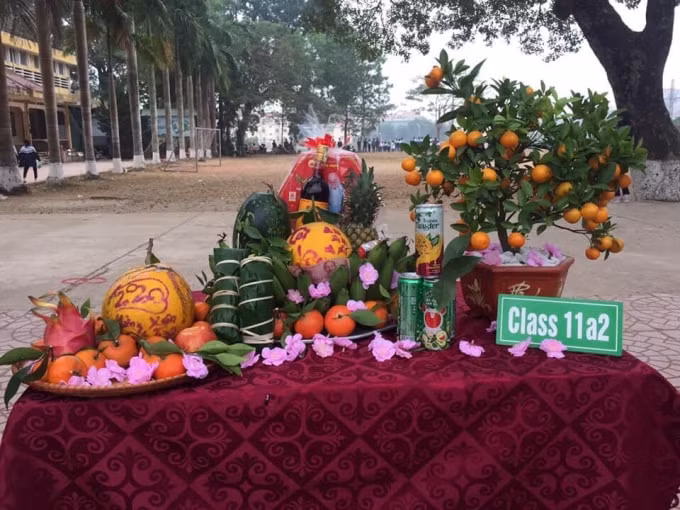 Mâm ngũ quả được các em học sinh dày công bày biện. Ảnh: Thuỷ Tiên