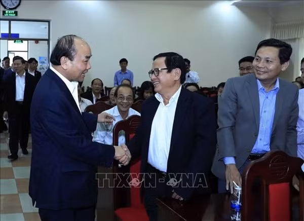 Thủ tướng Nguyễn Xuân Phúc với các đại biểu tại buổi gặp mặt. Ảnh: TTXVN