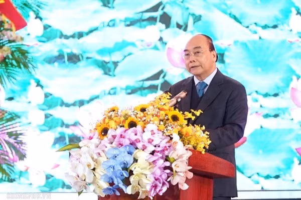 Thủ tướng Nguyễn Xuân Phúc phát biểu tại lễ công bố Nghị quyết của Ủy ban Thường vụ Quốc hội về việc thành lập thị xã Duy Tiên. Ảnh: VGP