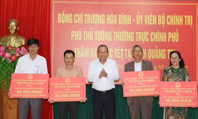 Hàng trăm triệu đồng đã được trao đến các Quỹ Khuyến học. Ảnh: VGP