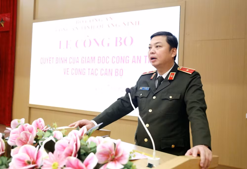 1-cong-an-quang-ninh-cong-bo-quyet-dinh-ve-cong-tac-can-bo.jpg