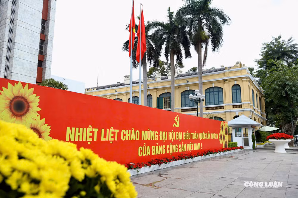 Pano chào mừng Đại hội đại biểu toàn quốc lần thứ XIV của Đảng được in khổ lớn, bố trí trang trọng, phía dưới trang trí hoa tạo điểm nhấn.