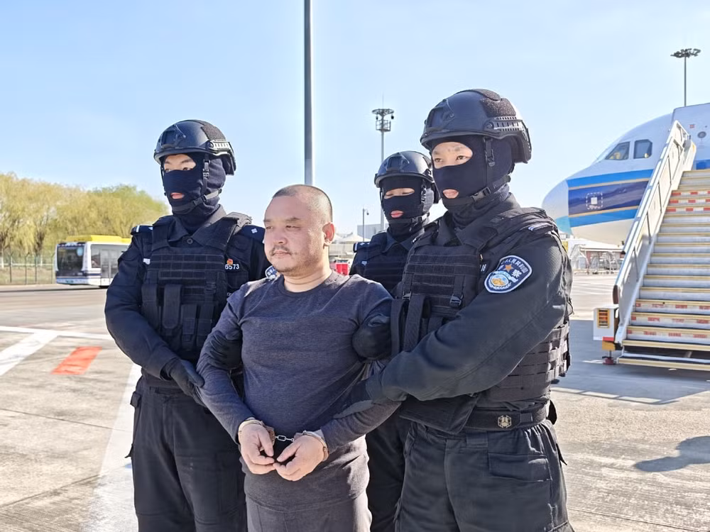 Li Xiong, một thành viên chủ chốt của băng đảng tội phạm Chen Zhi, đã được dẫn giải về Trung Quốc từ Phnom Penh, ngày 1/4. Ảnh: Bộ Công an Trung Quốc