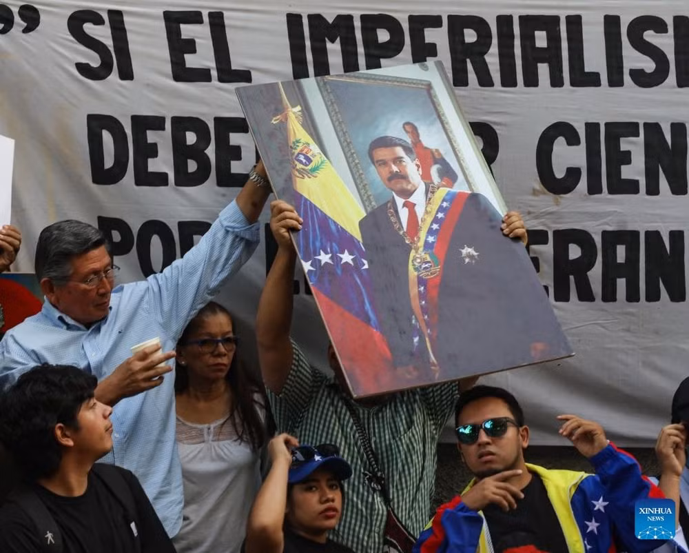 Người dân biểu tình phản đối các cuộc tấn công của Mỹ vào Venezuela và việc bắt giữ Tổng thống Venezuela Nicolas Maduro cùng vợ ông, tại San Salvador, El Salvador, ngày 3 tháng 1 năm 2026. Ảnh: Tân Hoa Xã
