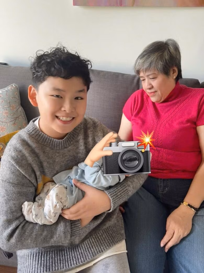 Bé Noah yêu thương, chăm sóc em trai chung nửa huyết thống.
