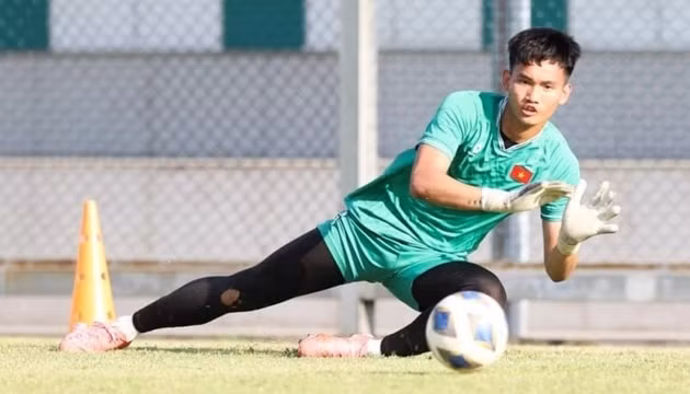 Phạm Đình Hải thay Nguyễn Tân ở U23 Việt Nam.