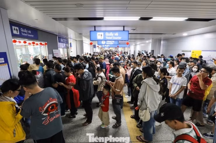 Nghìn người xếp hàng chờ đi metro dịp Tết Nguyên đán 2025. Ảnh: Duy Anh