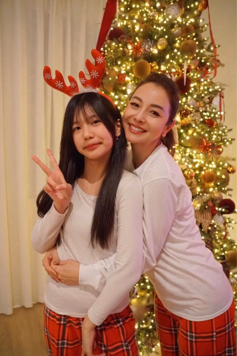 Ái nữ Jennifer Phạm được nhận xét càng lớn càng xinh xắn giống mẹ.