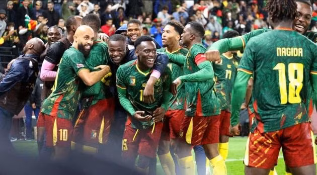 Niềm vui của các cầu thủ Cameroon sau khi chính thức giành vé vào vòng tứ kết AFCON.