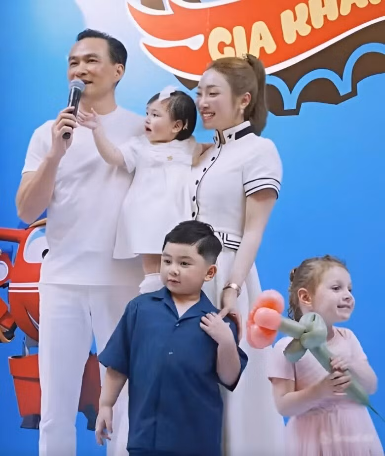 Gia Khang rất nghe lời bạn dù trước đó không muốn tổ chức sinh nhật ở nhà hàng.