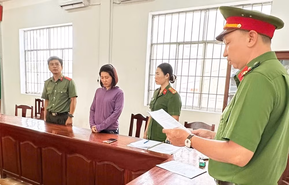 Cơ quan Công an thi hành lệnh bắt tạm giam bị can Phạm Huỳnh Tuyết Phượng
