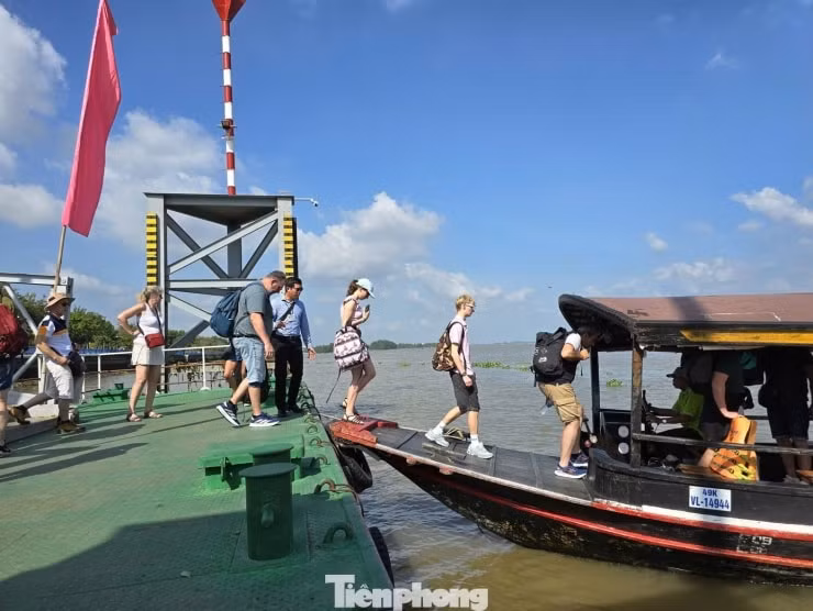 Du khách quốc tế tham gia tour sông nước tại Vĩnh Long.
