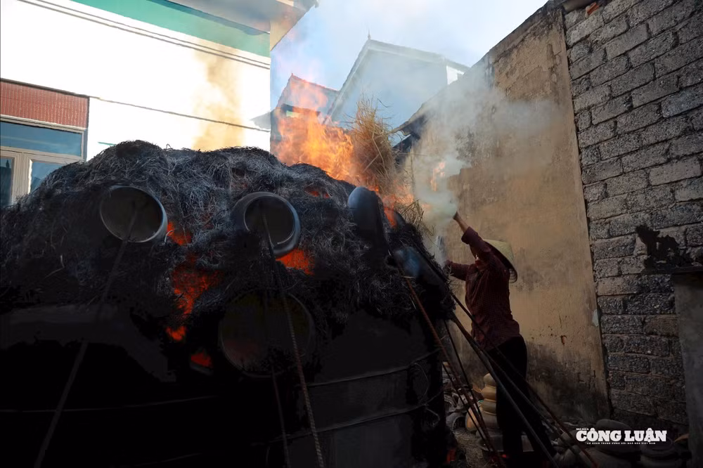 Để nung gốm, người ta thường đắp những lò nung ngoài trời, không hề có mái che đậy và được đắp rất đơn sơ