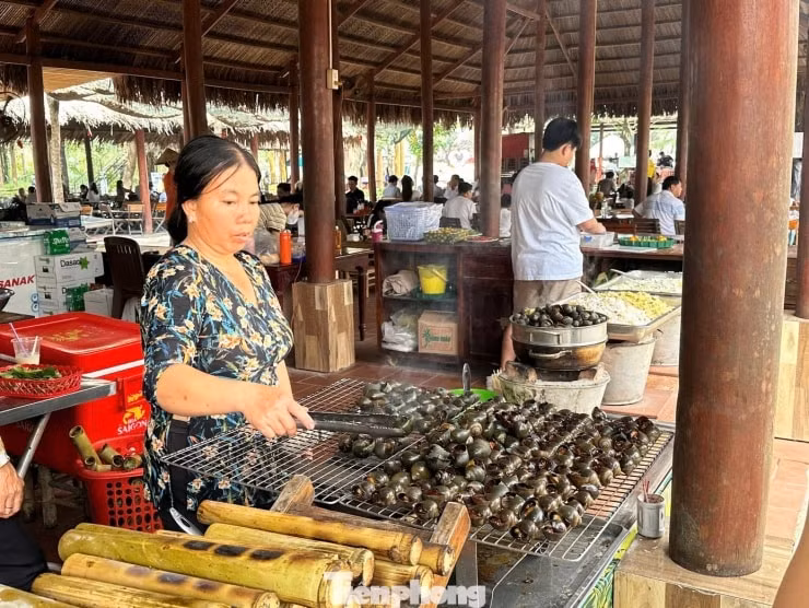 Du khách thưởng thức đặc sản miền Tây.