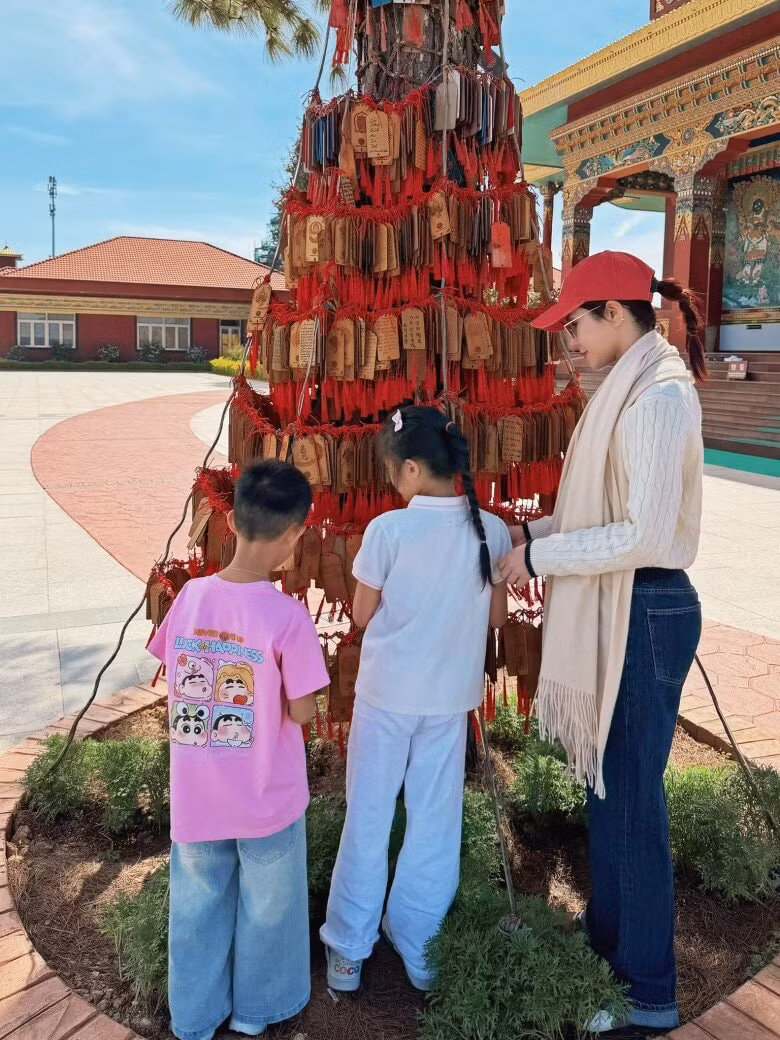 Diệp Lâm Anh cùng các con đi cầu nguyện dịp đầu năm.