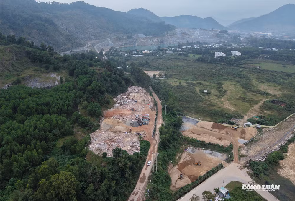 Tại khu vực đường Lê Trọng Tấn - Lê Sao cũng xuất hiện một bãi tập kết phế thải xây dựng quy mô lớn.