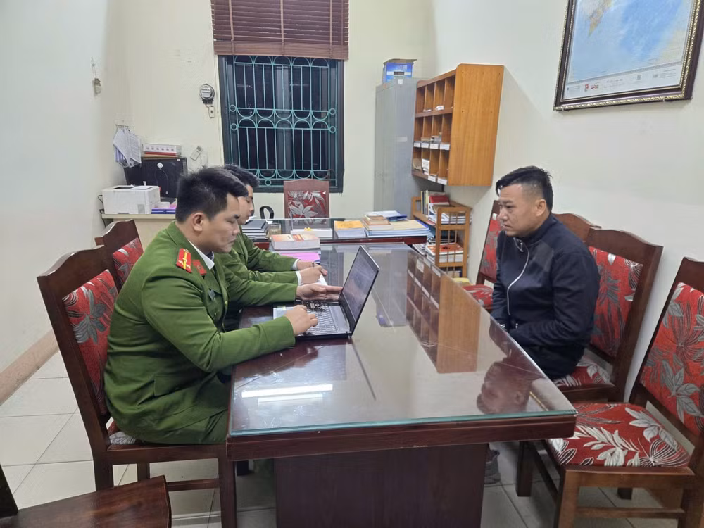Đối tượng Nguyễn Công Huy làm việc tại cơ quan Công an xã Hạ Hòa, tỉnh Phú Thọ