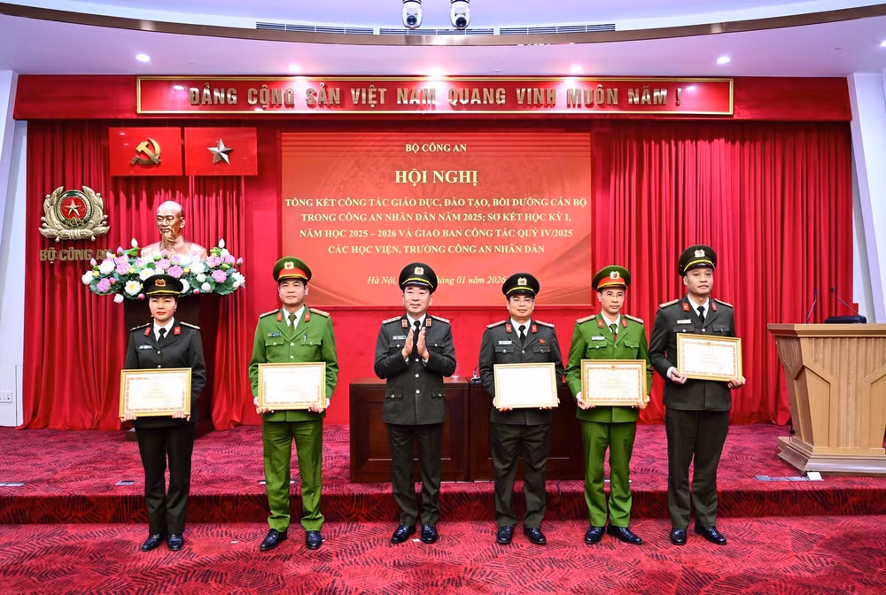 Thứ trưởng Trần Quốc Tỏ trao Bằng khen của Bộ Công an