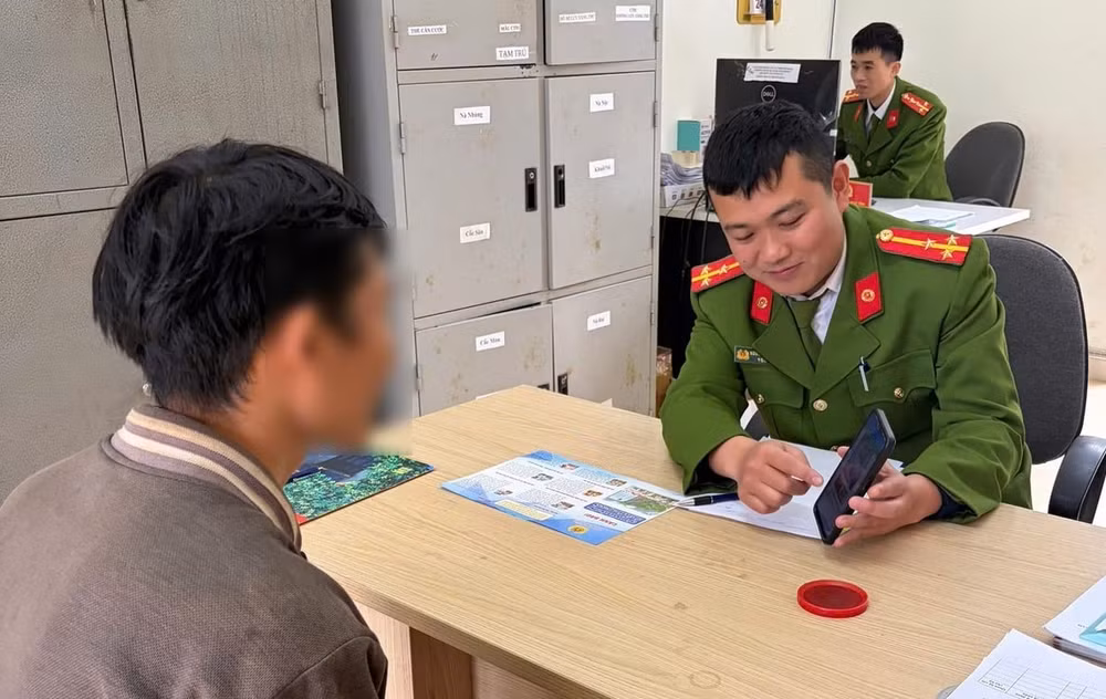 Công an xã Cốc Pàng tuyên truyền cho người dân về thủ đoạn lừa đảo qua mạng
