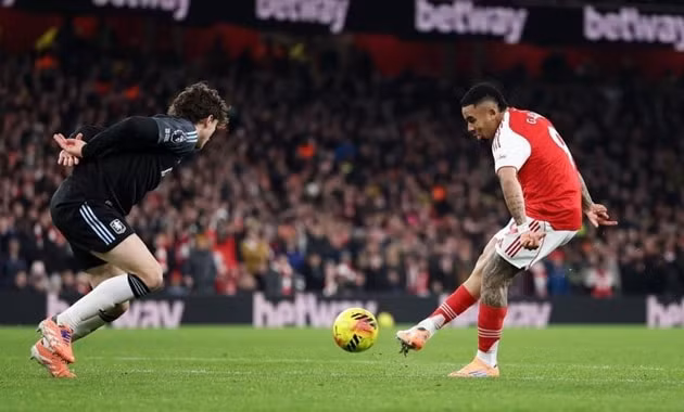 Gabriel Jesus mang đến làn gió mới trên hàng công Arsenal sau khi bình phục chấn thương.