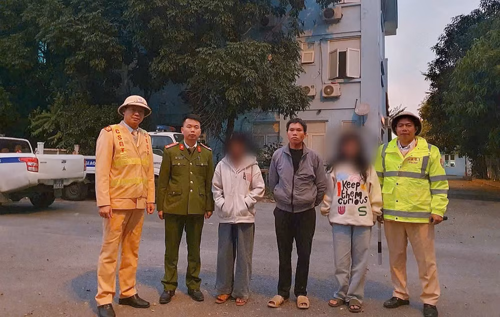 Lực lượng Công an hỗ trợ 2 học sinh bỏ học trở về với gia đình