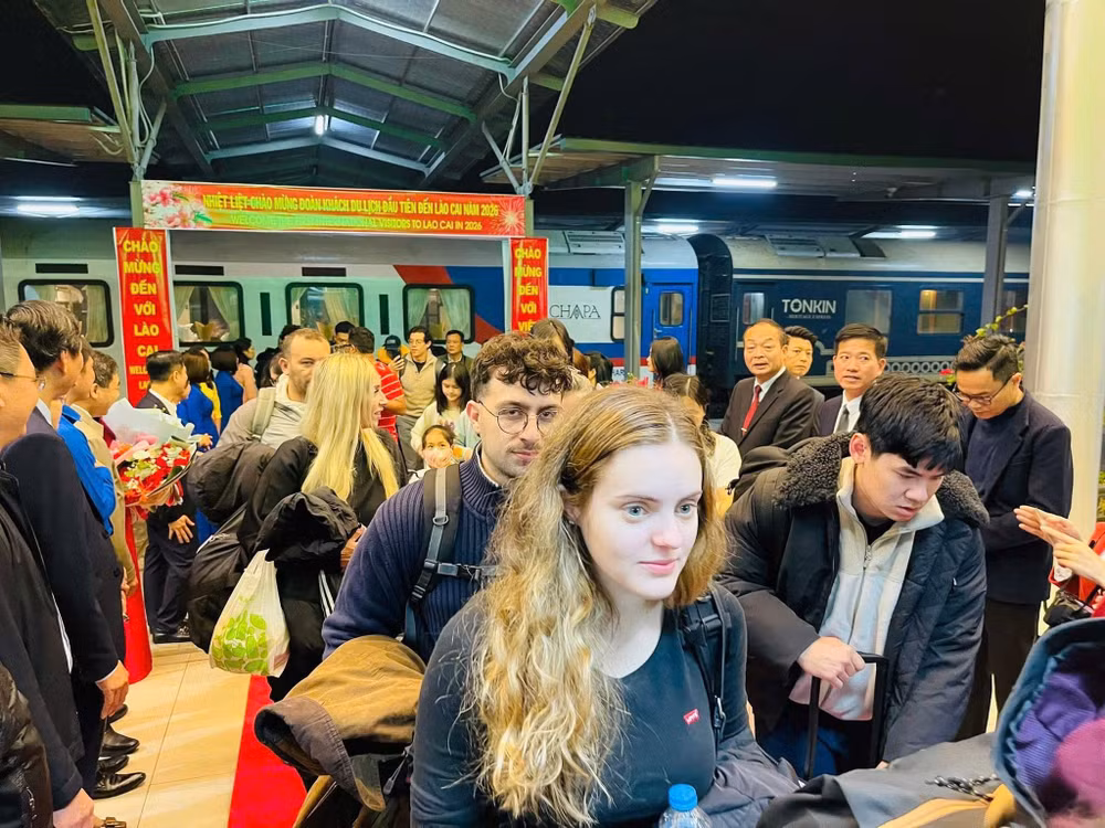đón du khách đầu tiên thăm Lào Cai