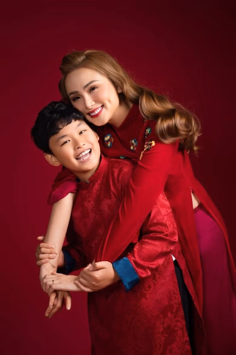 Bé Noah là con trai của Hoa hậu Diễm Hương và chồng cũ.