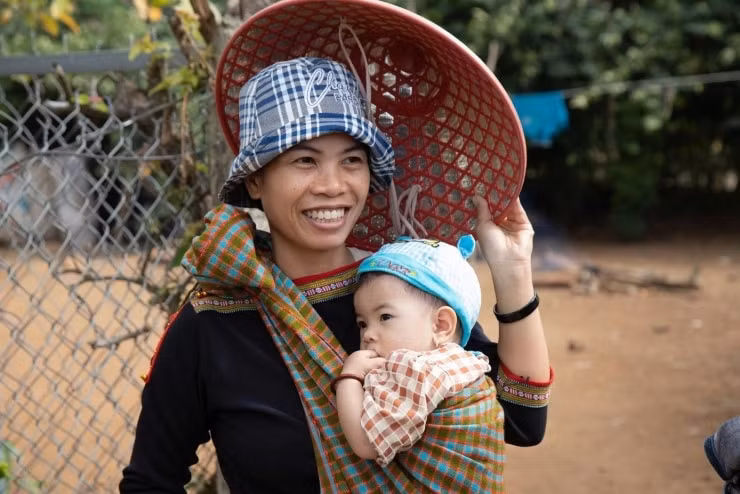 Chị H’Đor Ênuôl, ở buôn Chuah, xã Krông Ana, Đắk Lắk, phấn khởi dẫn đoàn khách trải nghiệm nương rẫy của gia đình.