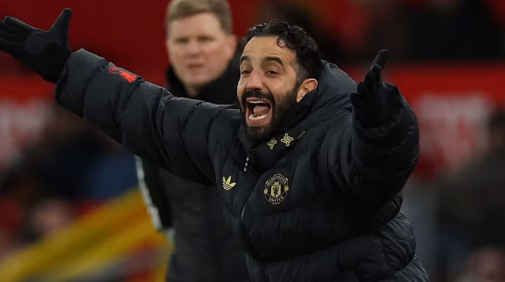 HLV Ruben Amorim trong một buổi chỉ đạo Manchester United tại sân Old Trafford trước khi bị sa thải