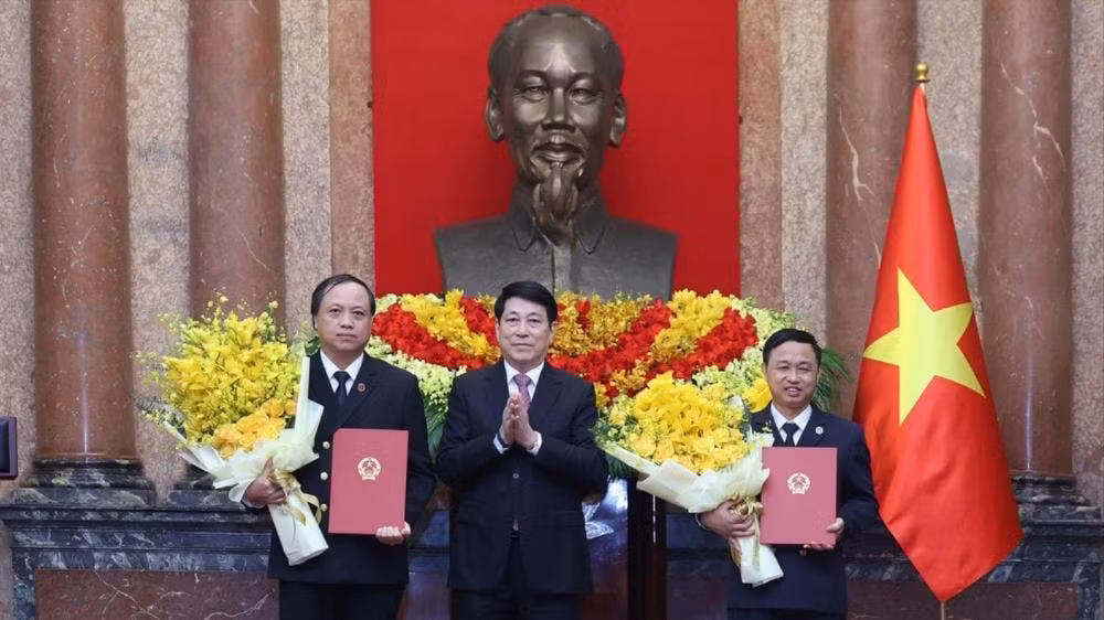 chu-tich-nuoc-trao-quyet-dinh-bo-nhiem-hai-pho-chanh-an-toa-an-nhan-dan-toi-cao-8515819-4(1).jpg