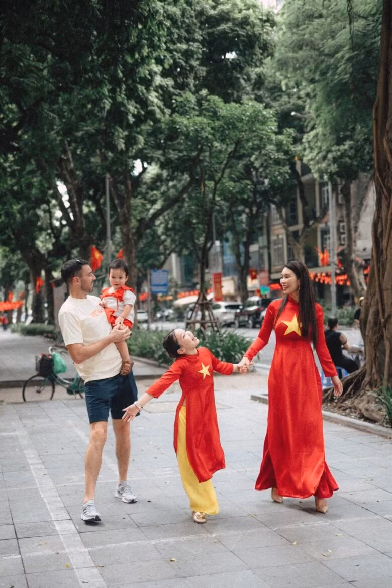 Nữ siêu mẫu luôn chú trọng bồi dưỡng, rèn luyện tiếng Việt và văn hóa dân tộc cho các con.
