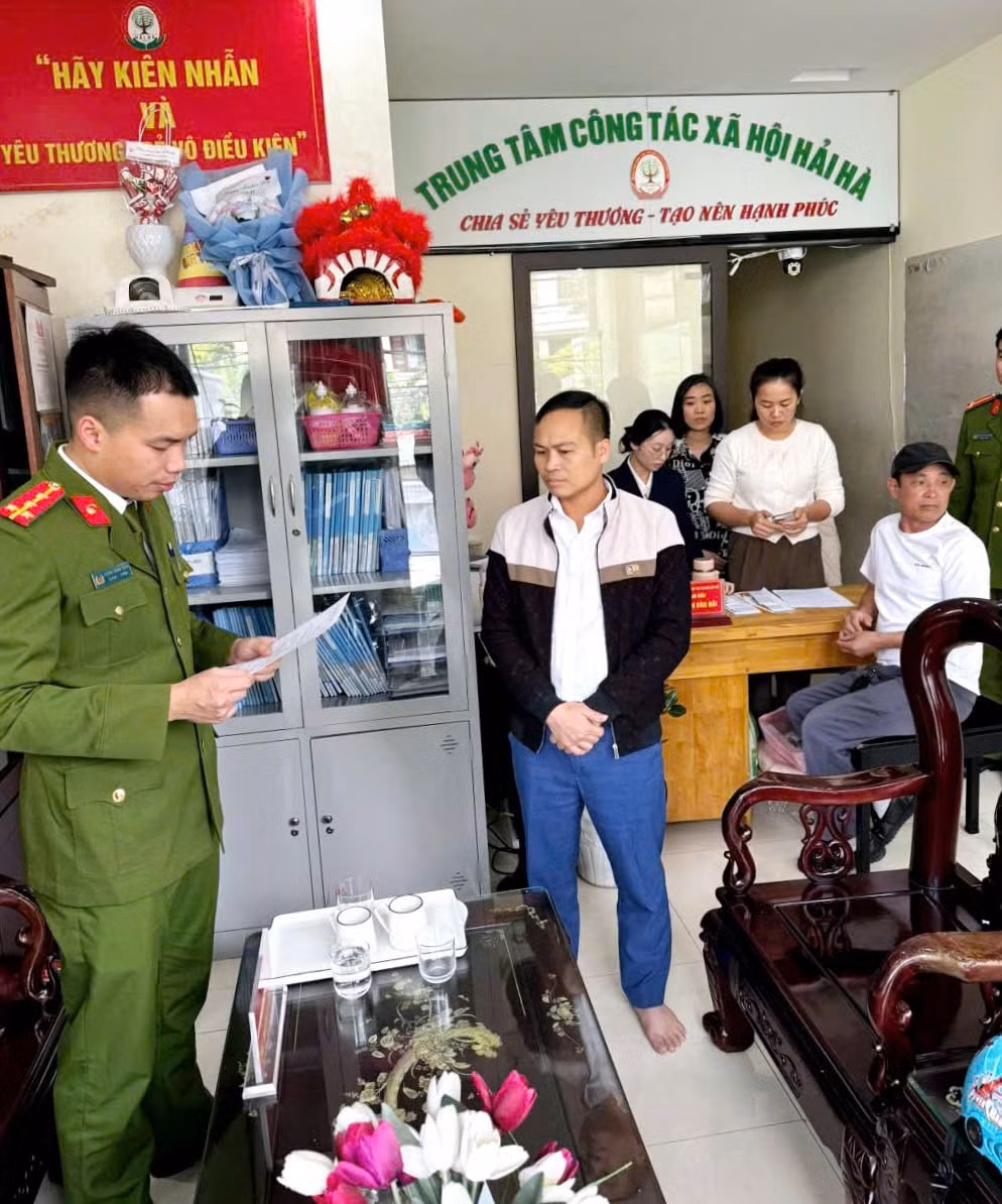 Cơ quan Cảnh sát điều tra - Công an tỉnh Quảng Ninh, thực hiện quy trình tố tụng đối với Nguyễn Văn Hải, Giám đốc Trung tâm Công tác xã hội Hải Hà. Ảnh: Báo Quảng Ninh.