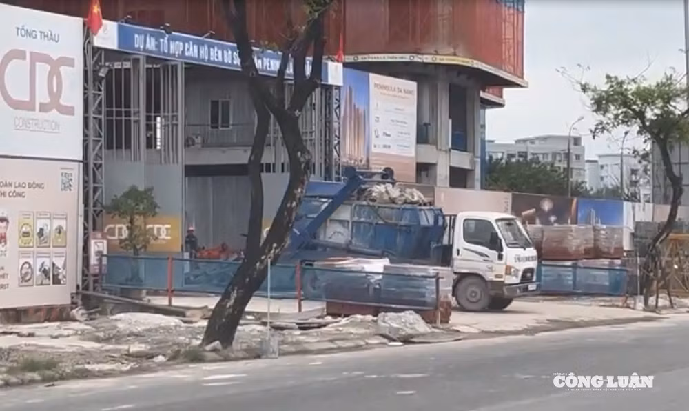 Xe chở rác thải xây dựng liên tục vào