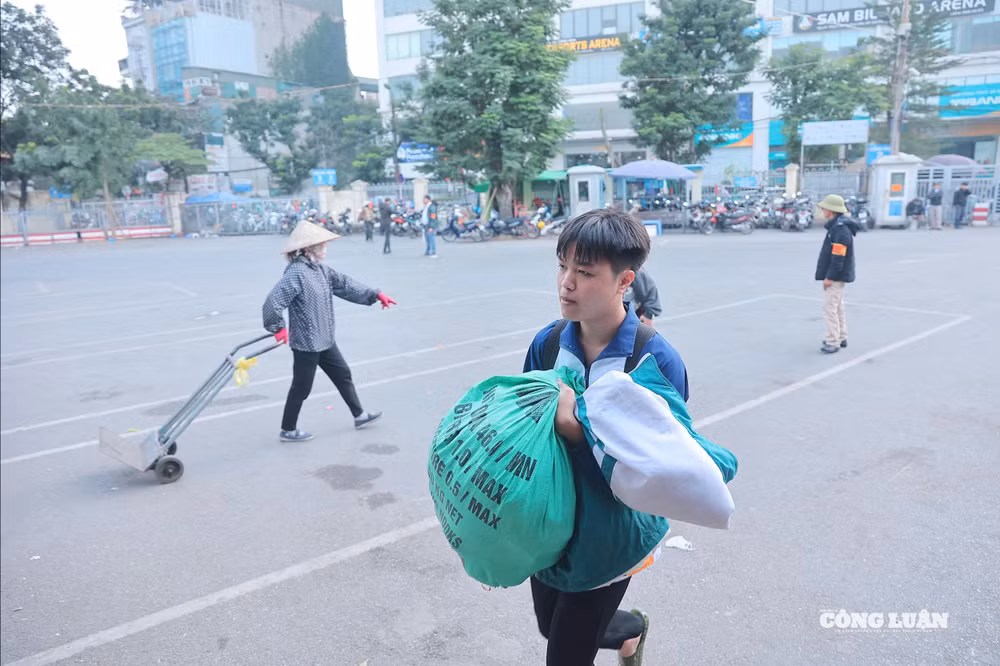  Không chỉ người lớn tuổi, nhiều bạn trẻ cũng mang theo những túi đồ lớn sau chuyến về quê dài ngày. Anh Minh Tuấn (quê Ninh Bình) chia sẻ đã mất gần 3 tiếng di chuyển bằng xe khách để trở lại Hà Nội. Trên tay anh Tuấn là một bao tải lớn đựng đồ ăn do gia đình chuẩn bị.