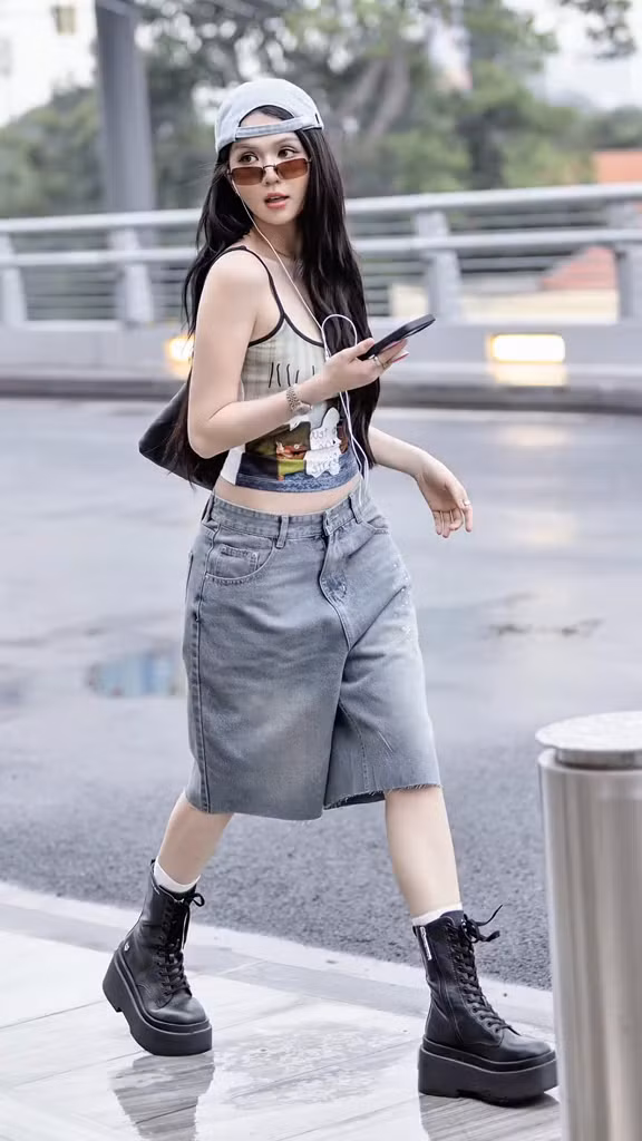 Ngọc Trinh khiến khán giả thích thú khi đu lại trend từng làm nên tên tuổi của bản thân. (Ảnh: Chụp màn hình)