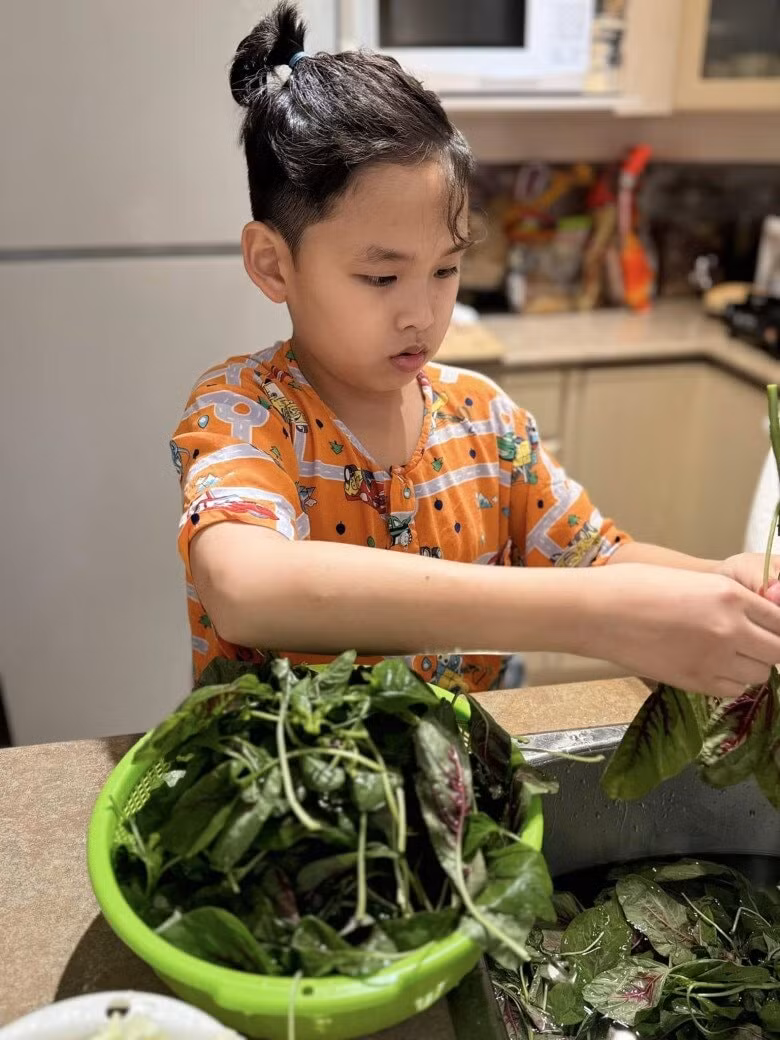 Noah càng lớn càng điển trai, hiểu chuyện và biết phụ giúp mẹ.